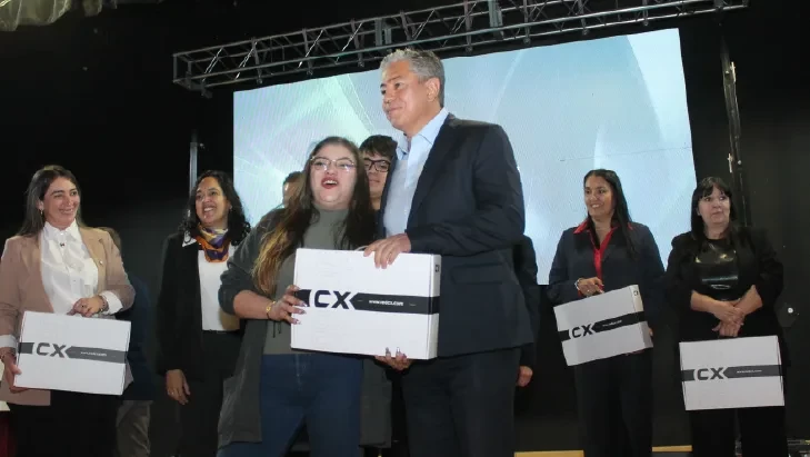 Entrega de notebooks a beneficiarios del plan Redistribuir Oportunidades