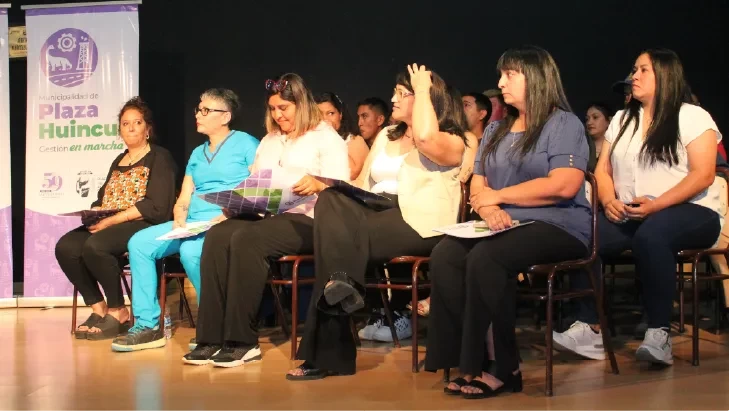 Entrega de Decretos de incorporación a planta permanente a 42 agentes municipales